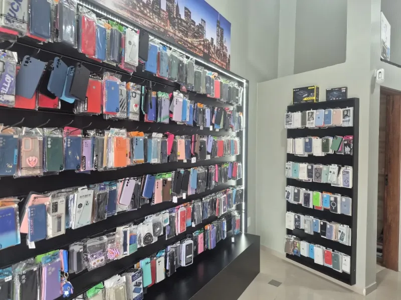 Parede com grande variedade de capas para celular