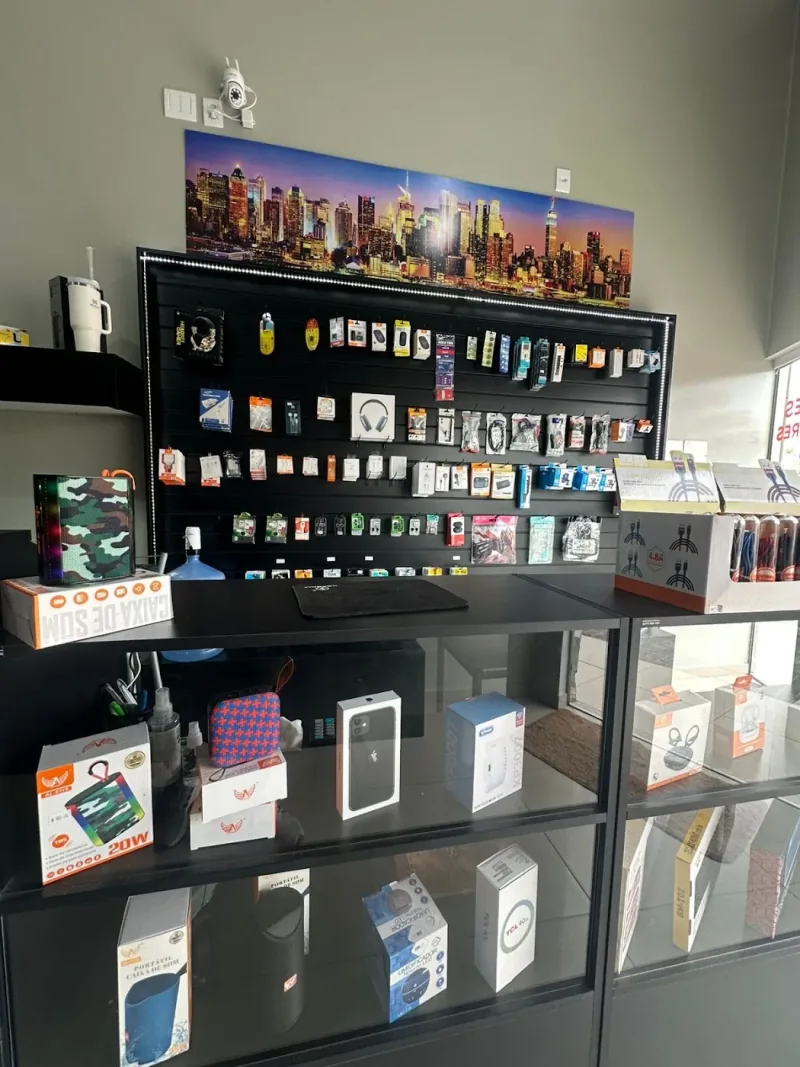 Vitrine com acessórios e produtos para celular na loja